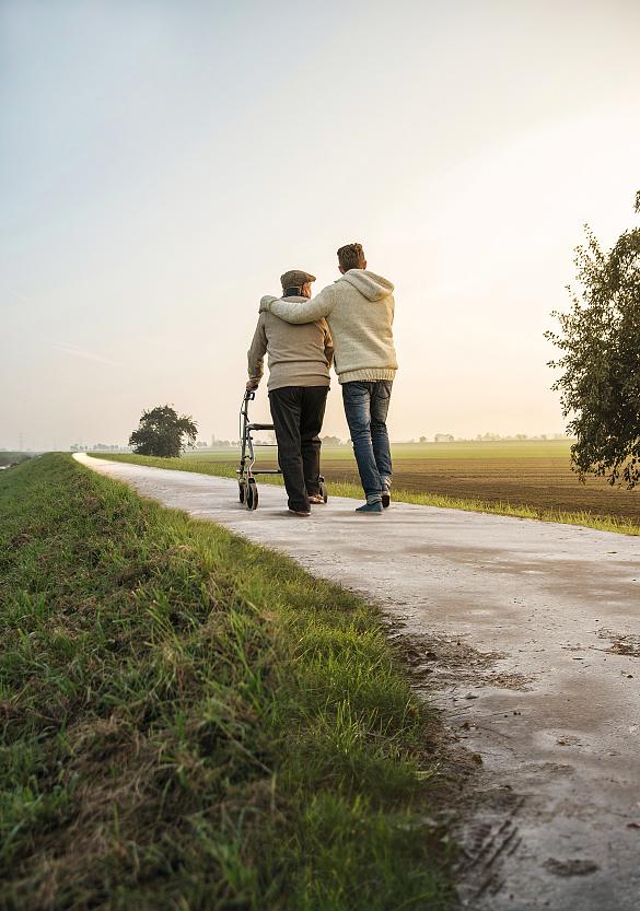 Alter und junger Mann beim Spaziergang