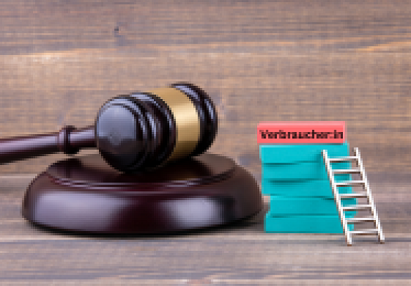 Richterhammer daneben Bausteine mit Aufschrift Verbraucher*in