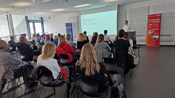 Hörsaal in der Hochschule Bremen bei einem Vortrag mit Zuhörenden