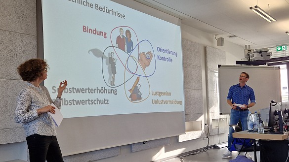 Zwei Vortragende im Hörsaal der Hochschule Bremen