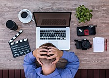 Mann rauft sich vor dem Computer die Haare