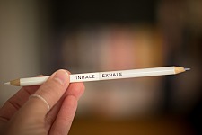 Stift mit der Aufschrift inhale - exhale