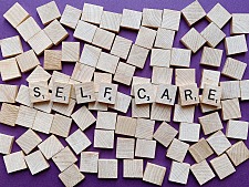 Holzbuchstaben zusammengefügt zum Wort self-care